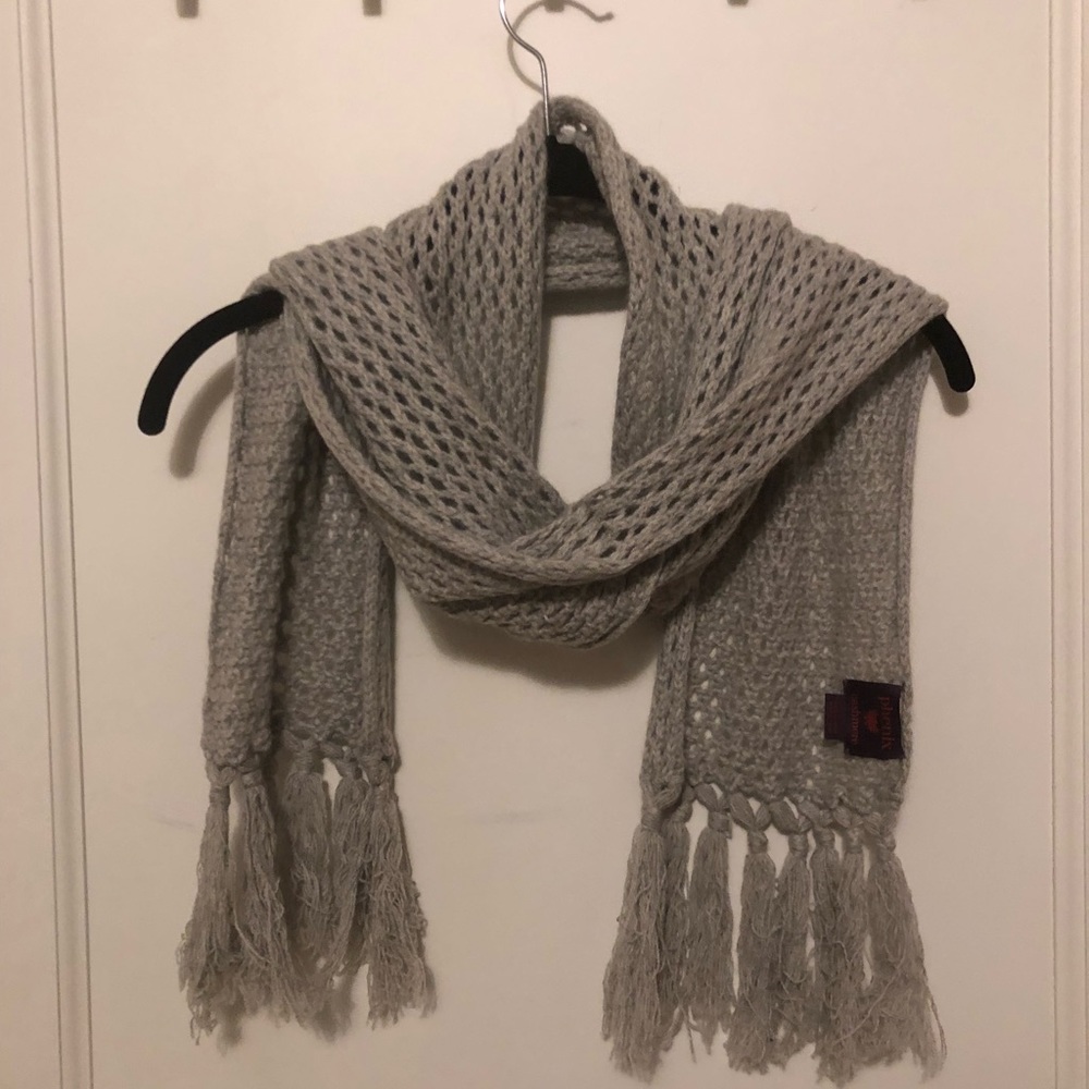 Never worn 100% Cashmere loosely-knit scarf